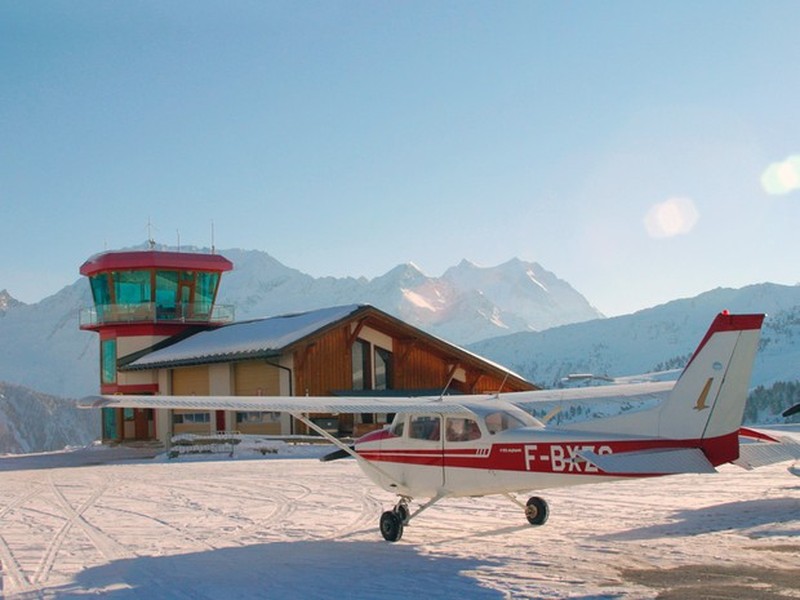 Courchevel: Nằm ở thị trấn trượt tuyết nổi tiếng Courchevel, Pháp, sân bay này có đường băng dốc lên đồi, dài chỉ 525 m. Ở phía kia đường băng gần như dựng đứng theo sườn núi của dãy Alps. Tuy nhiên,  sân bay nguy hiểm này chỉ dành cho các phi cơ tư nhân.